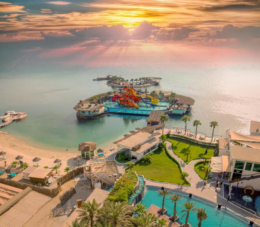 أحد فنادق البحرين على البحر أحد فنادق البحرين على البحر