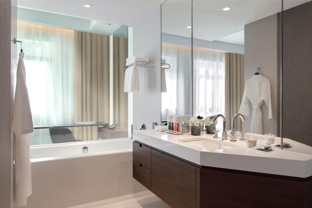 أحد فنادق مطلة على نافورة دبي